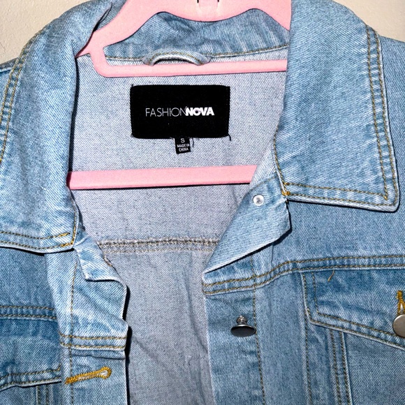 Like new, Fashion Nova, “baby mama” Jean jacket, size small - Picture 4 of 6